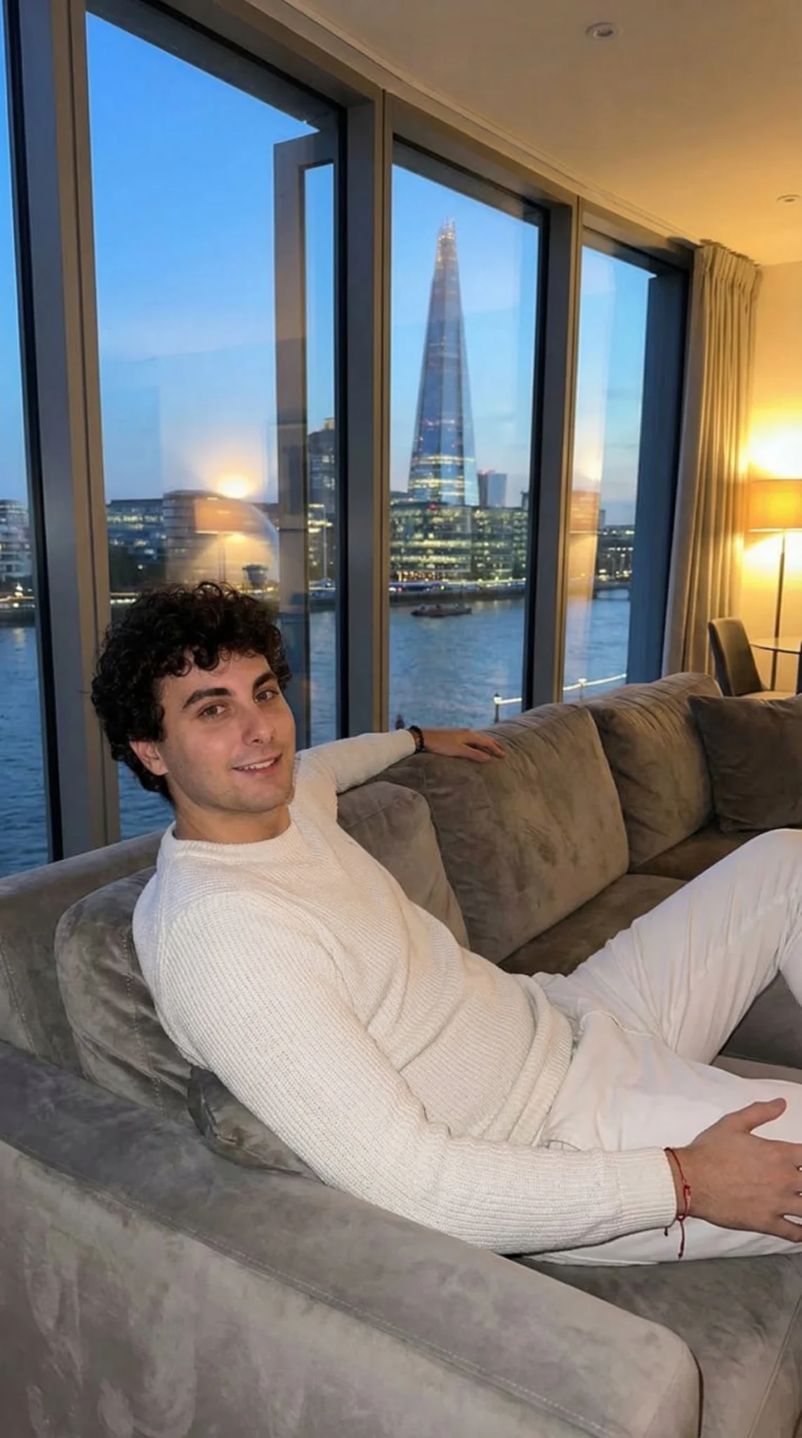 رامي على طاولة العمل